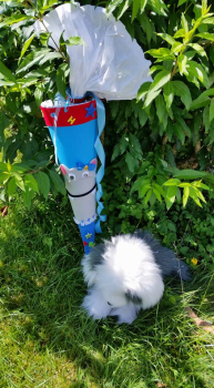 Handgefertigte Pinguin Schultüte 60 cm blau 3D Pinguin Motiv aus Moosgummi hellblau mit blauem Krepppapier & weißer Schleife – Schultüte Einschulung Handarbeit
